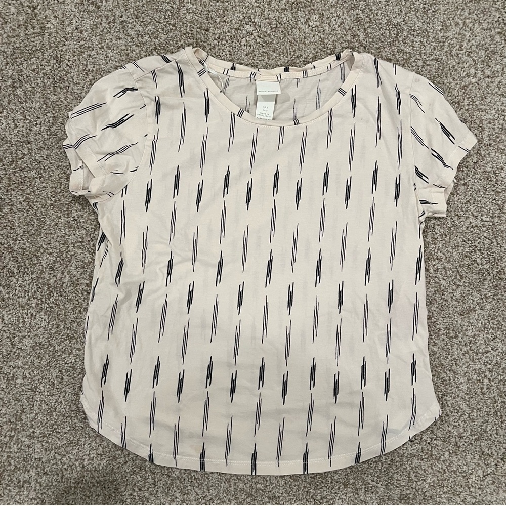 H&M short sleeved tshirt with black and white pattern